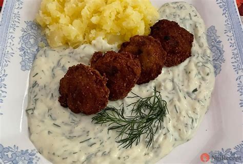 servírovaný tanier s fašírkami a zemiakovou kašou