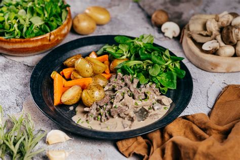 Fotografia hotového jedla - dusené hovädzie so smotanovou omáčkou