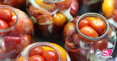 Uvarené paradajky v hrnci