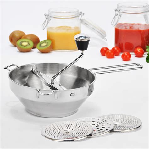 Pasírovanie paradajkovej zmesi cez sitko