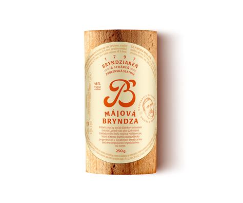 Májová bryndza na tanieri