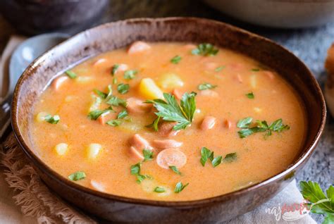 Hotová fazuľová polievka s párkom