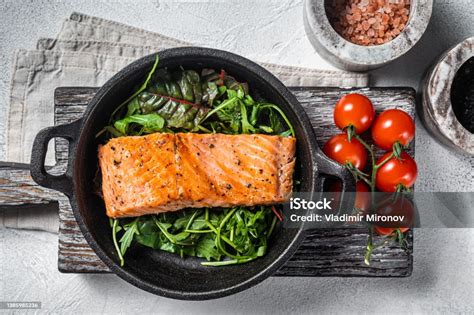 Filet lososa s bylinkami a paradajkami