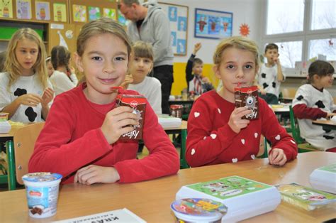 žiaci vyrábajú modely z mliečnych obalov