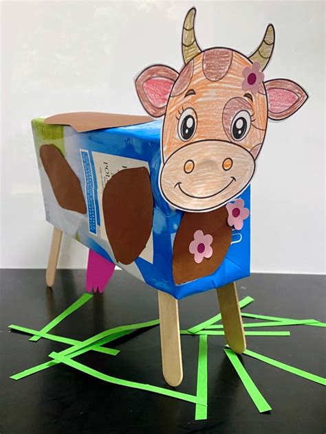deti tvoria kravičku z krabice od mlieka