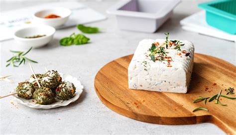 Čerstvý domáci syr s bylinkami