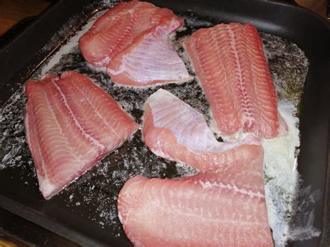 Čerstvé filety sumčeka pripravené na varenie