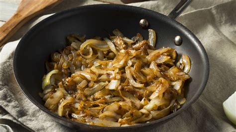 Karamelizovaná cibuľka na panvici