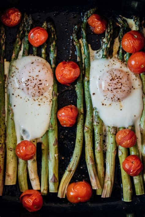 Špargľa s vajíčkami a paradajkami na plechu