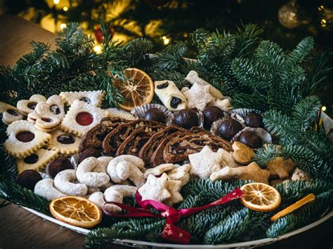 Vianočný stôl s cukrovinkami
