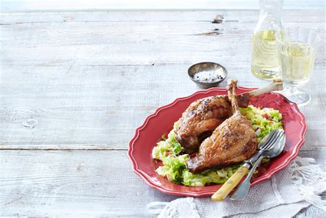 Servírované husacie stehná s kapustou a knedľou