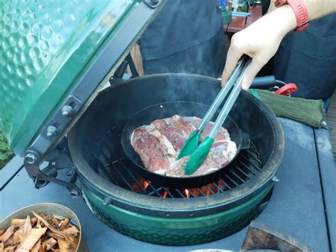 Ilustrácia grilu Big Green Egg s pripravenou štrúdlou