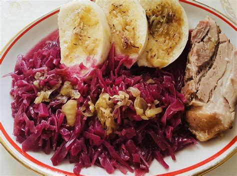 Názorná schéma s ingredienciami na dusenú červenú kapustu