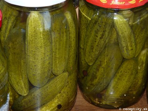 Poháre s hotovými zaváranými uhorkami