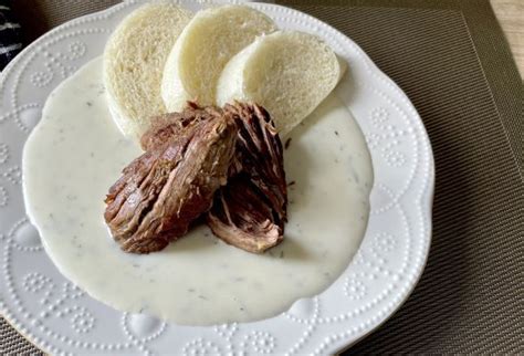 Pečené hovädzie rebrá s omáčkou a prílohou