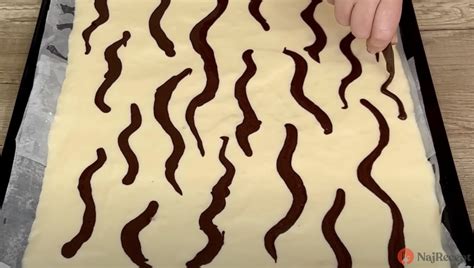 Test špajdľou na overenie dopečenosti piškótového cesta