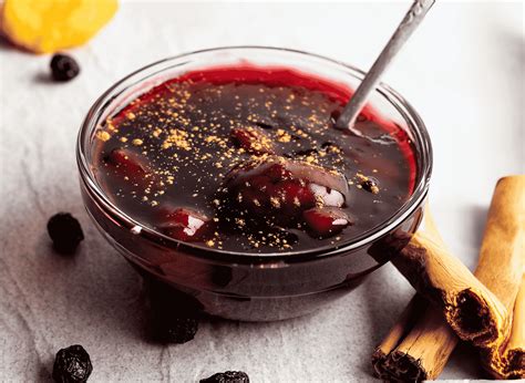 Misa s dezertom Mazamorra Morada ozdobená ovocím