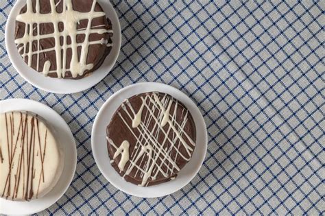 Niekoľko sušienok Alfajores na tanieri