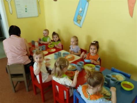 Ilustrácia detí pri spoločnom zdravom stolovaní