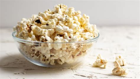 Domáci popcorn v miske do mikrovlnky