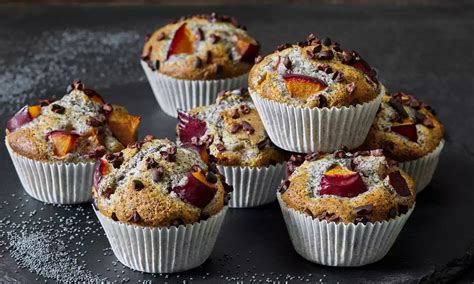 muffinové cesto v košíčkoch pripravené na pečenie