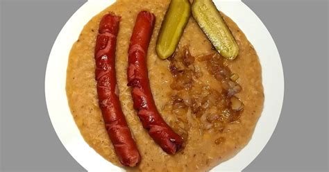 Servírovaná hrachová kaša s chlebom a cibuľkou