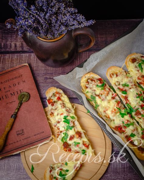 Detailná fotografia plnených cukiet pripravených na zapekanie