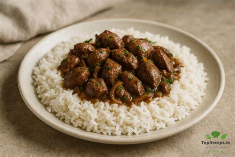 Srdcia na cibuľke na tanieri s ryžou