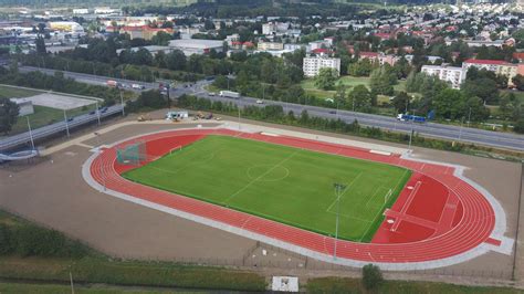 Atletický štadión s bežcami