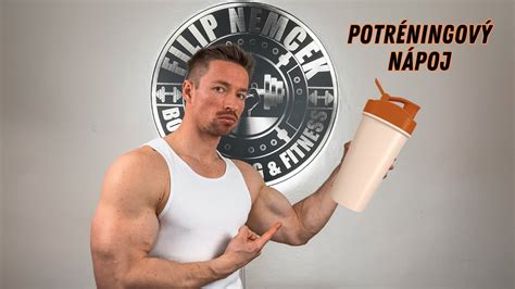 Športovec pije proteínový nápoj po tréningu