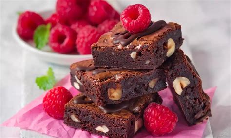 Hotové kúsky brownies na tanieri