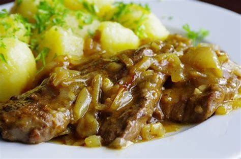 Zlatisté pečené hovädzie kosti v rúre