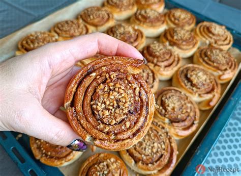 Čerstvo upečené jablkové osie hniezda na plechu