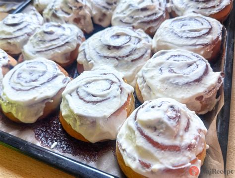 Hotové jablkové osie hniezda s polevou