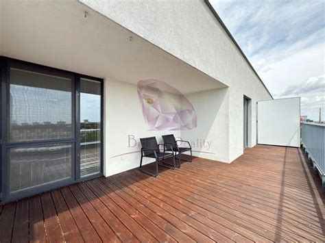 Ilustrácia francúzskych okien prepojených s terasou