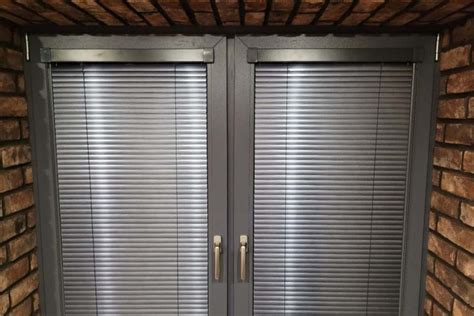 Ukážka rôznych typov tienenia pre francúzske okná (žalúzie, rolety)