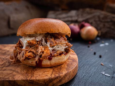 Servírovaný pulled pork burger