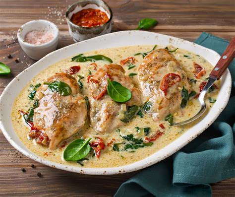 Ilustračné foto zapečených kuracích pŕs s paradajkovou omáčkou