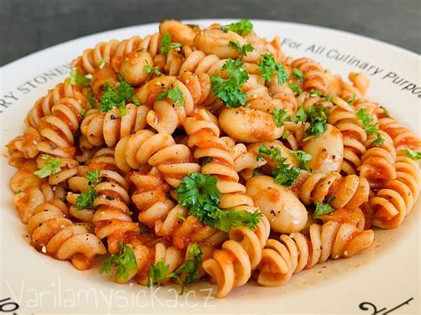 Ilustračná fotka uvarených ryžových fusilli s omáčkou a zeleninou