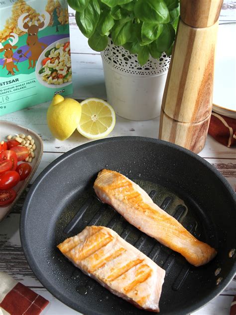 Fotografia porcie lososa na tanieri s prílohou
