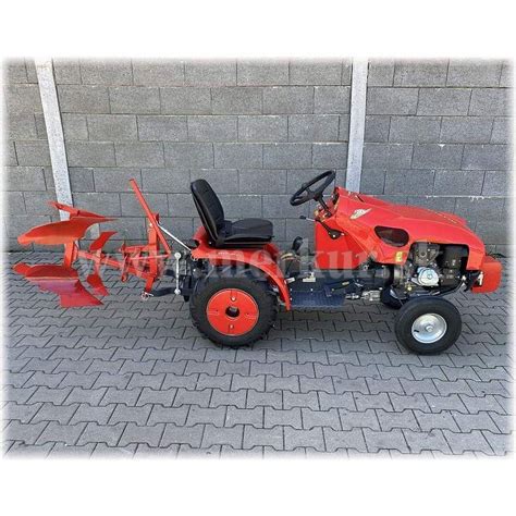 Malotraktor s pripojeným rotavátorom a vyorávačom