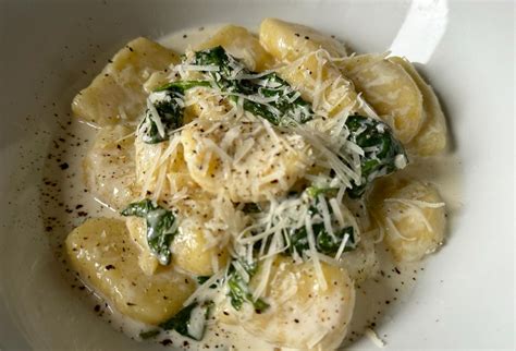 Fotografia gnocchi so syrovo-šunkovou omáčkou