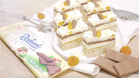 Detailný záber na vrstvenie kokosového dezertu s oblátkami