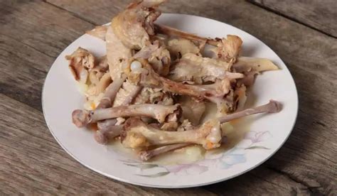 Ilustračná fotka kuracích kostí na prípravu vývaru