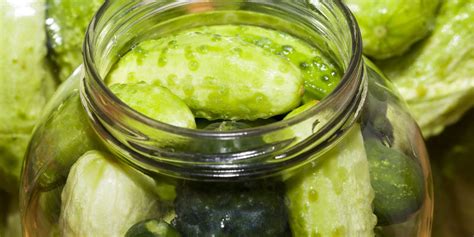 Športovec pijúci nálev z uhoriek