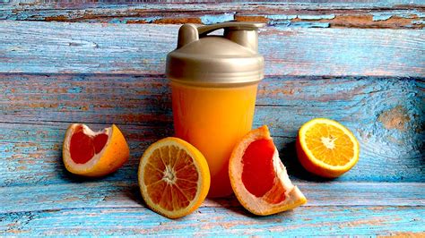 Športovec pijúci nápoj po cvičení