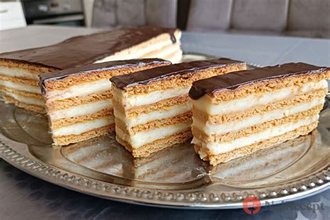 Hotový krémeš posypaný práškovým cukrom