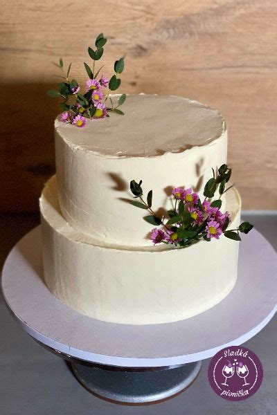 moderná svadobná torta zdobená ovocím a kvetmi