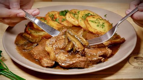 Kúsky duseného bravčového mäsa