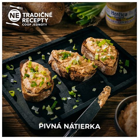 Avokádo, mrkva a bylinky pripravené na nátierku